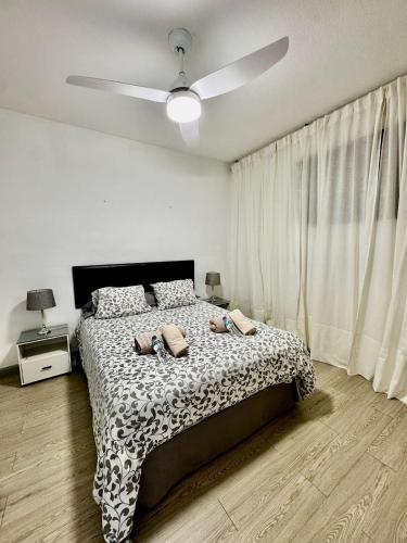 a bedroom with a bed and a ceiling fan at Apartamento Benalmádena costa, Torremuelle in Benalmádena