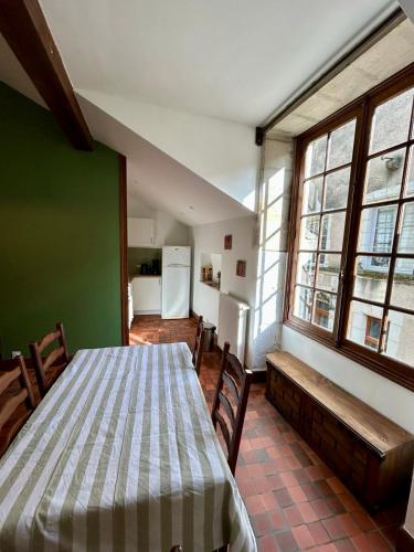 a bedroom with a bed and a green wall at Loft Blois Cathédrale 2 Chambres in Blois