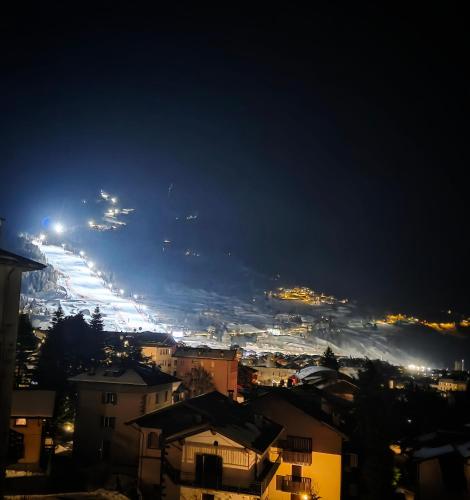 a view of a city at night with lights at Appartamento 110mq Zona Terme posto auto privato in Bormio