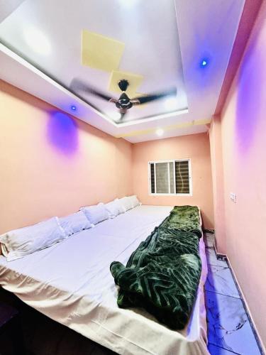 a bed in a room with a ceiling at Hotel Mannat palace in Ujjain
