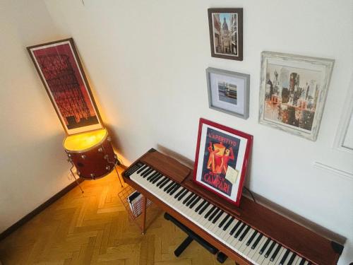 a room with a piano and a picture on a wall at Pit-Stop 2 in Monza