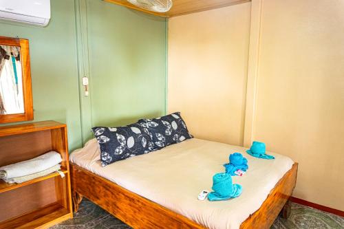 a small room with a bed with two stuffed animals on it at Hotel Casa Gitana Corcovado Tour operador in Drake