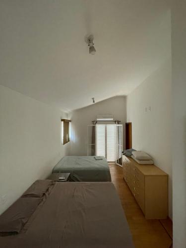 a bedroom with two beds and a window in it at Casa para alugar 3 suítes e um Quarto in Campinas