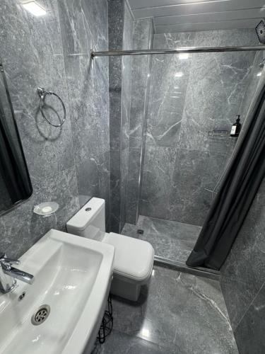 Koupelna v ubytování Mony Hotel