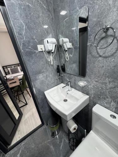 un bagno con lavandino e specchio di Mony Hotel a Goris