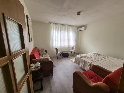 Llit o llits en una habitació de Downtown Apartment