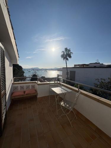 Ático con terraza y vistas al mar en primera línea