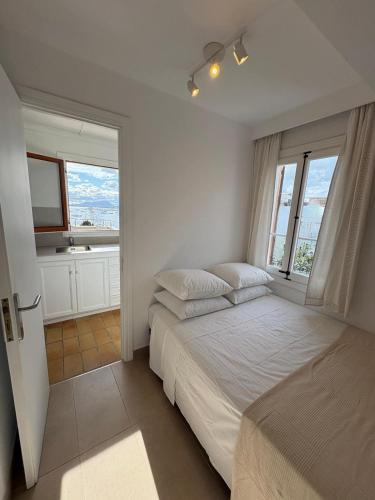 Ático con terraza y vistas al mar en primera línea