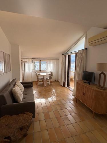 Ático con terraza y vistas al mar en primera línea