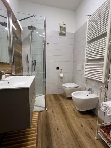 a bathroom with two sinks and a shower and a toilet at B&B La Finestra sui Trabocchi in San Vito Chietino