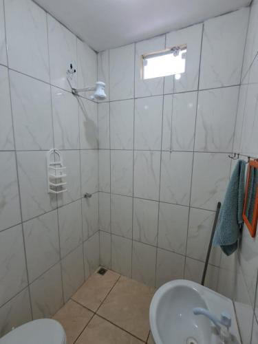 a bathroom with a toilet and a sink at Suite Nomar in Brotas