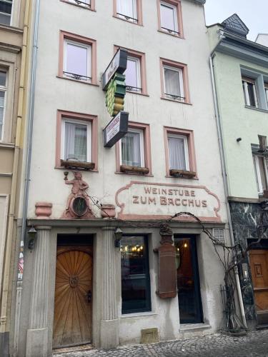 a building with a sign on the side of it at Haus Zum Bacchus Privates Unterkunft nahe Bahnhof Römisches Theater, Mainz in Mainz