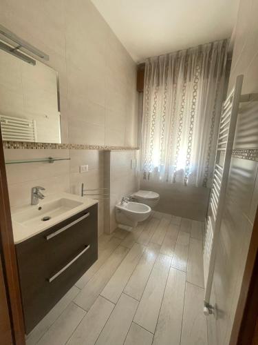 a bathroom with a toilet and a sink at Palazzina del sole in Sottomarina