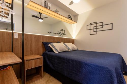 a bedroom with a bed and a ceiling fan at Lindo e moderno próximo ao Expo Center Norte in São Paulo