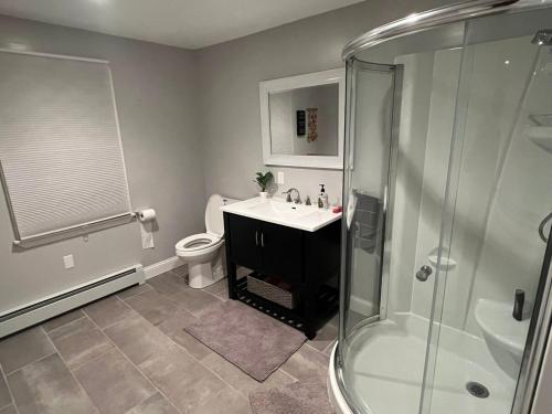 ein Badezimmer mit Dusche, Waschbecken und Toilette in der Unterkunft Premium Private Suite with Parking and Workspace in South Windsor