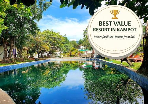 ein Schild mit der Aufschrift "Bestes Preis-Leistungs-Resort in Kampot" in der Unterkunft Bohemiaz Resort and Spa Kampot in Kampot
