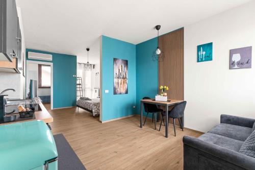 a living room with a couch and a table at CasaTella Rose in Suite in Rosate