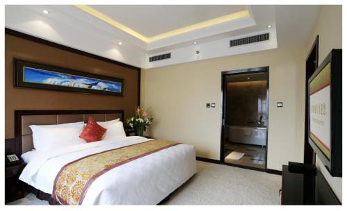 a bedroom with a large bed and a bathroom at Zhengzhou Jianguo Hotel in Zhengzhou