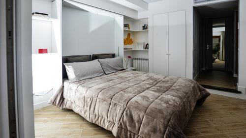 Un pat sau paturi într-o cameră la Click&Sleep Fuorigrotta