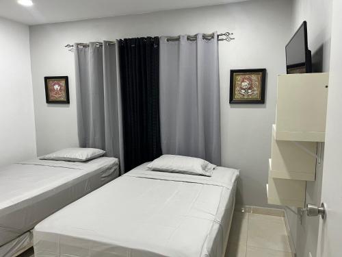 Llit o llits en una habitació de Zahir