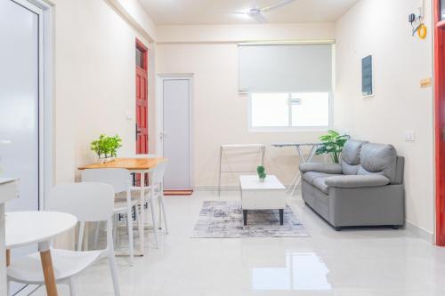 un soggiorno con un divano e un tavolo di Deam Stay a Kulhudhuffushi