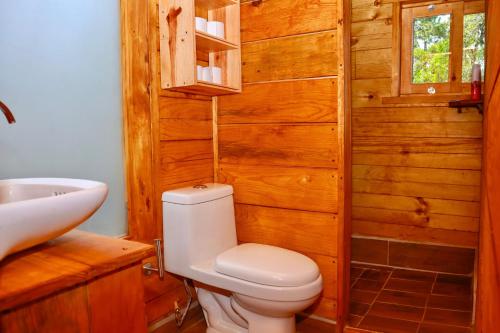 a bathroom with a toilet and a sink at Casas Calenda in San Mateo Río Hondo