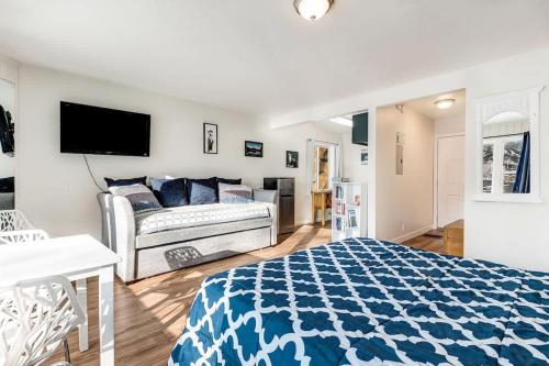 a bedroom with a bed and a couch at Riverside Cottage - Just Steps from the Deschutes in Bend