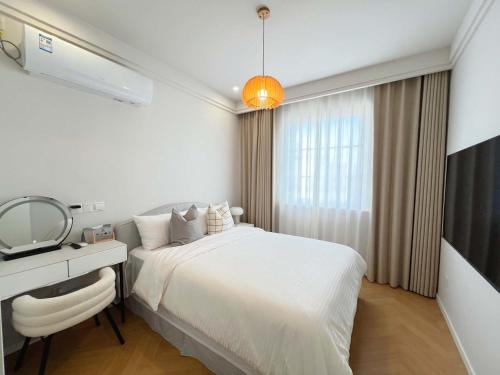 a bedroom with a bed and a desk and a mirror at Yuexi, Nordic style, Shanghai Railway Station, Changshou Road subway, cooking, big bathtub, family outing, Disney, the Bund, Nanjing Road Walkway, Hongshoufang in Shanghai