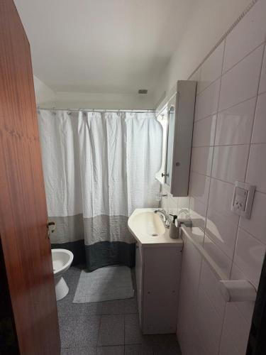 a small bathroom with a sink and a toilet at Loft del centro Saladillo in Saladillo