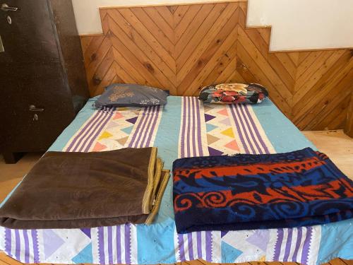 two beds sitting next to each other in a room at Kingdom Homestays in Manāli