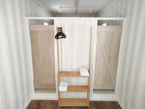 pokój z szafą z drewnianymi drzwiami w obiekcie Hotel Marea w mieście San Juan del Sur