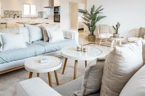 PA18- Stunning flat gym indoor and outdoor pool