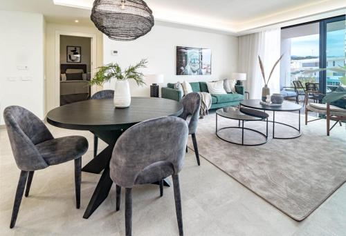 INF4.2M- Modern city apartment families only