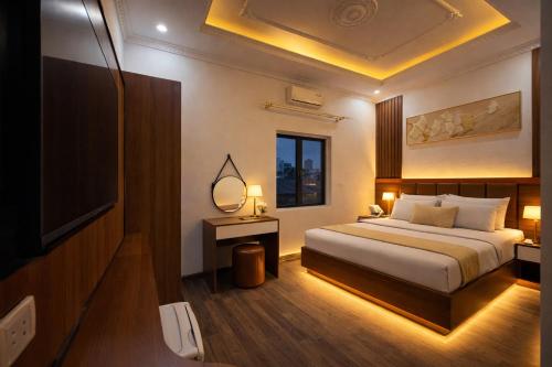a hotel room with a bed and a television at Yen Binh Hotel in Hòa Ðình