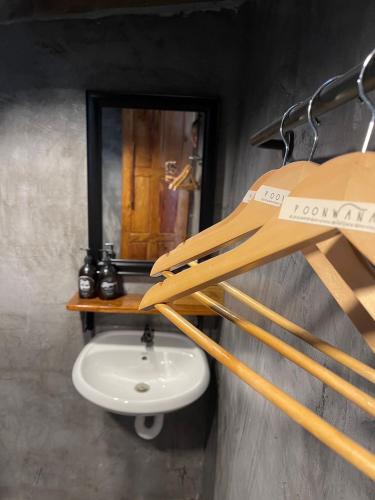 a bathroom with a sink and a mirror at Baanraipoonwana Baanwanason in Ban Nong Hu