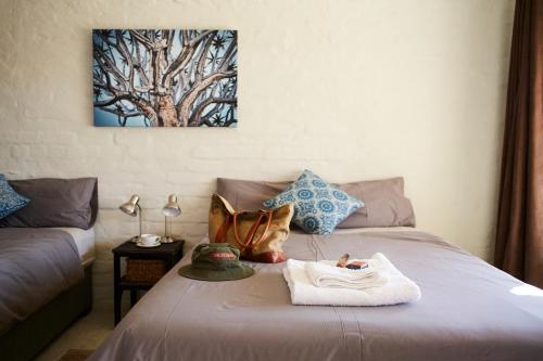 Letto o letti in una camera di Solitaire Roadhouse