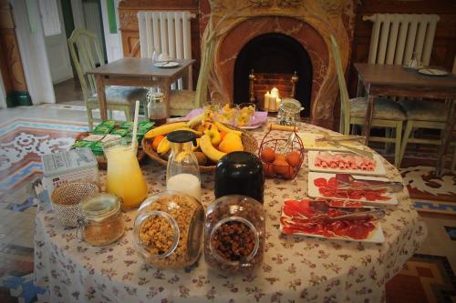 una mesa con comida y bebidas encima en Hotel El Xalet, en Sitges
