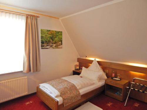 Postel nebo postele na pokoji v ubytování Hotel Kaiserquelle