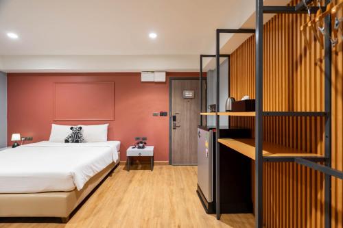 a bedroom with a bed and a ladder at Lima Hotel in Phra Nakhon Si Ayutthaya