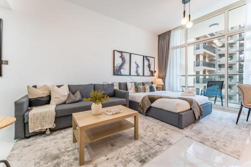 Studio with Balcony and Views, Walk to Butterfly Garden, Just 20-Minute Drive to JBR Beaches, Uniestate Supreme Residence, Arjan by Deluxe Holiday Homes