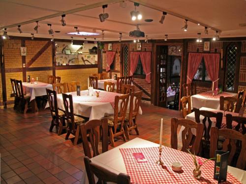 ザルツギッターにあるHotel Kaiserquelleのテーブルと椅子が備わるレストラン