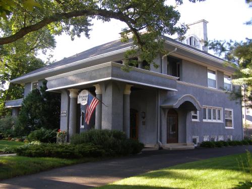 a house with an american flag in front of it at Stewart Inn in Wausau