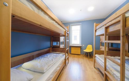 Friday Hostel tesisinde bir ranza yatağı veya ranza yatakları