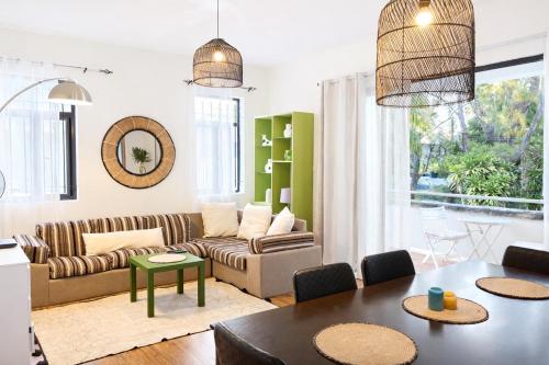 Charming 3 bedroom apartment, pool, 2 mins walk from the beach