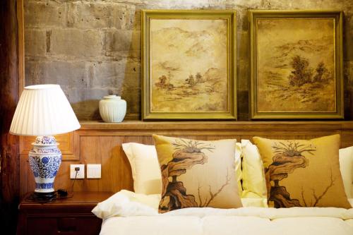 WuYuan QiYe YanXiang Guesthouseにあるベッド