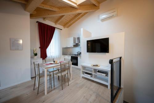 a kitchen and dining room with a table and chairs at Appartamento Bastione in Riva del Garda