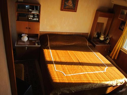 Cama en habitación pequeña con: en Diana Guesthouse, en Veliko Tŭrnovo