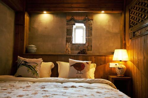 WuYuan QiYe YanXiang Guesthouseにあるベッド