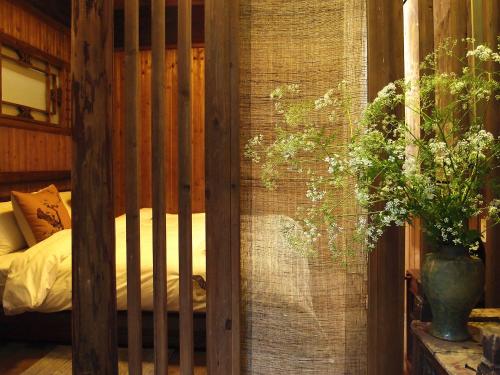 WuYuan QiYe YanXiang Guesthouseにあるベッド