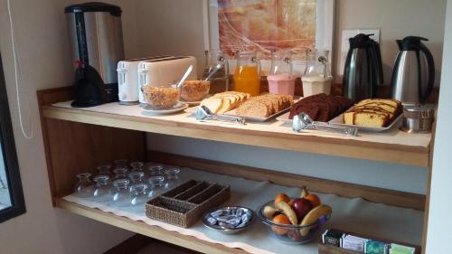 uno scaffale con un sacco di cibo sopra di Posada y Cabañas El Barranco a El Chalten